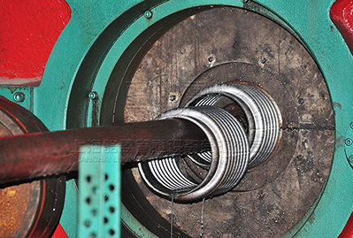 <a href=http://zuezu.cn target=_blank class=infotextkey>補(bǔ)償器</a>波紋管生產(chǎn)現(xiàn)場(chǎng)